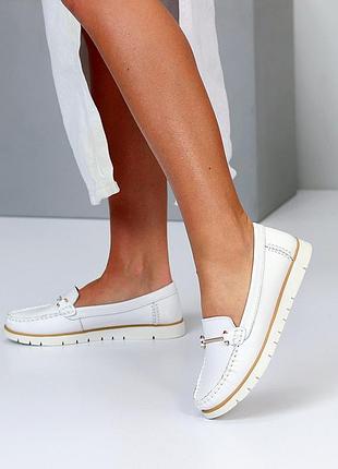 Качественные натуральные кожаные мокасины женские, светло белые, минимальные декор...