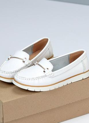 Качественные натуральные кожаные мокасины женские, светло белые, минимальные декор...