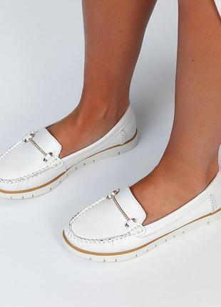 Качественные натуральные кожаные мокасины женские, светло белые, минимальные декор...