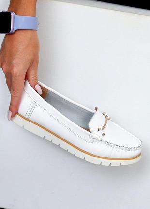 Качественные натуральные кожаные мокасины женские, светло белые, минимальные декор...