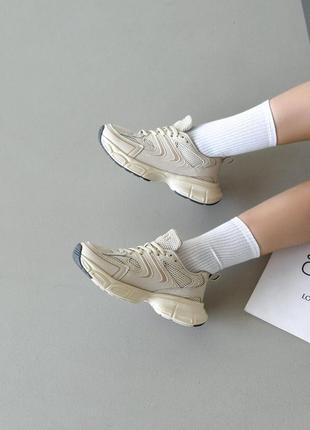 Стильні бежеві кросівки шкіряні гарної якості