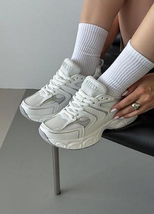 Стильные белые кроссовки кожаные