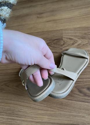 Бежеві босоніжки з ланцюжком босоніжки без каблука primark бежевые босоножки с...