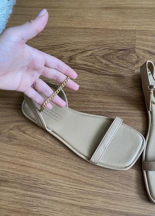 Бежеві босоніжки з ланцюжком босоніжки без каблука primark бежевые босоножки с...