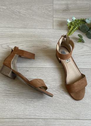 Легенькі босоніжки