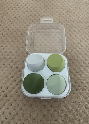 Спонжі для макіяжу в органайзері