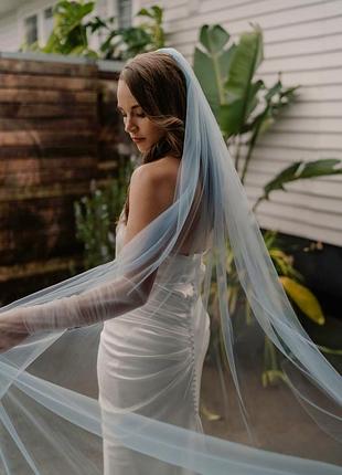 Голубая фата на металлической гребне