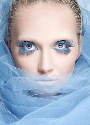 Голубая фата на металлической гребне