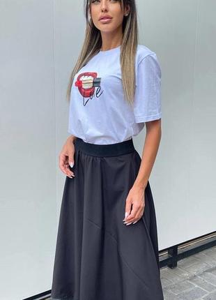 Стильний жіночий костюм біла футболка та чорна спілниця