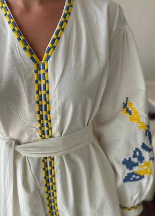 Жіноча біла сукня вишиванка, вишита сукня, плаття з блакитно жовтою вишивкою в українському стилі5 фото