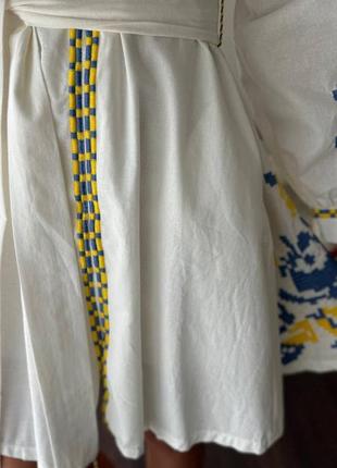 Жіноча біла сукня вишиванка, вишита сукня, плаття з блакитно жовтою вишивкою в українському стилі6 фото