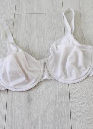 Белый мягкий бюстгальтер с кружевом