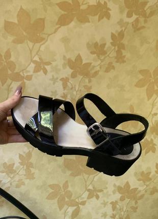 Шкіряні лаковані босоніжки на тракторній підошві kmb (іспанія 🇪🇸)