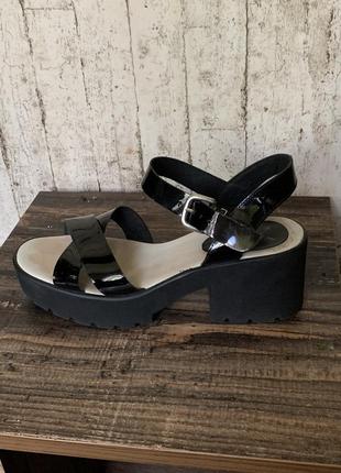 Шкіряні лаковані босоніжки на тракторній підошві kmb (іспанія 🇪🇸)