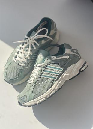 Кросівки adidas response