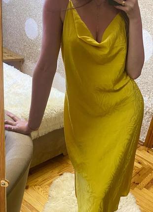 Зваблива сукня в білизняному стилі