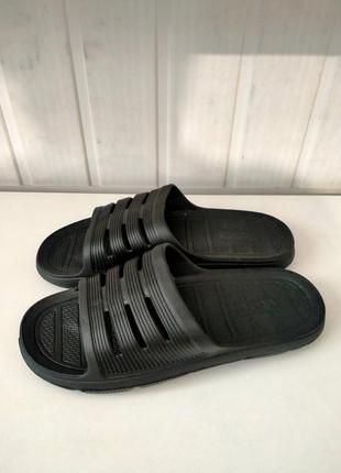 Шльопанці чоловічі, чорні .і-5930.
ціна -150грн
розміри:41-45.
