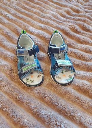 Босоножки у