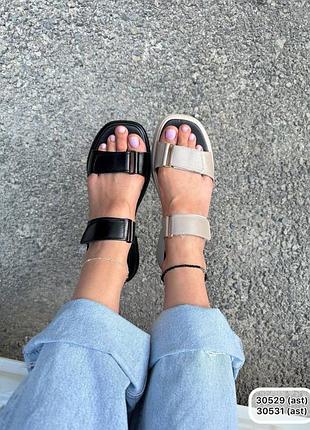 Кожаные босоножки в цветах