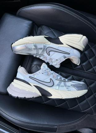 Трендові жіночі кросівки nike v2k runtekk silver сріблясті