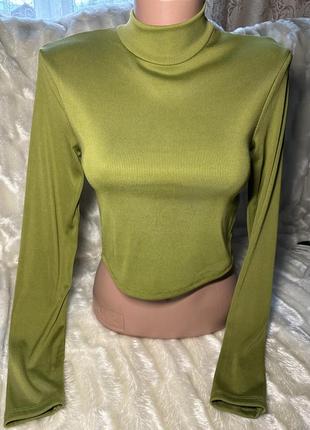 Водолазка с вырезом на спине