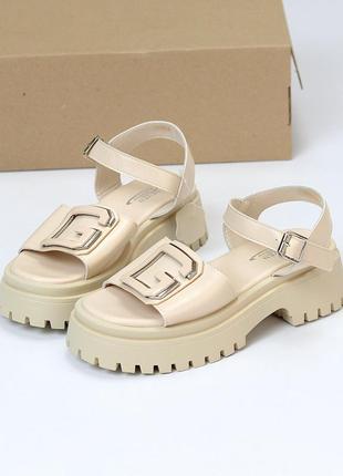 Стильні босоніжки