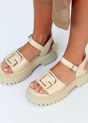 Стильні босоніжки