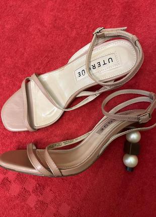 Розкішні шкіряні босоніжки uterque