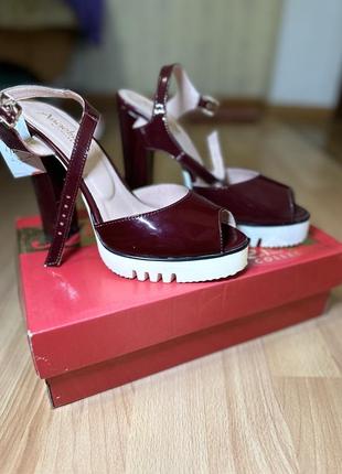 Новые босоножки