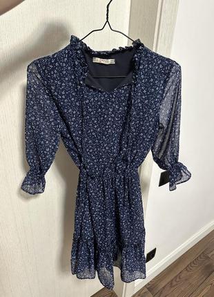 Романтична синя сукня в квітковий принт коротка