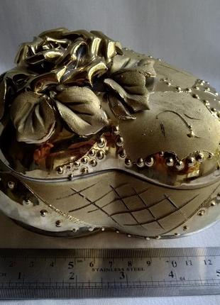 Шкатулка керамика в позолоте сердце.