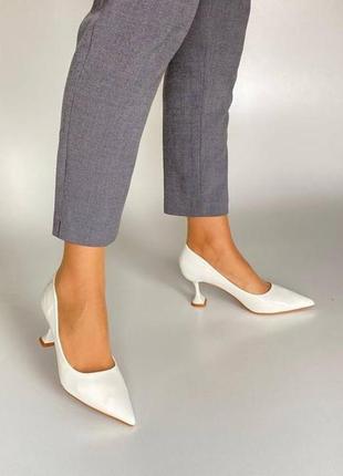 Женские кожаные туфли на каблуке qq shoes 0850 белые