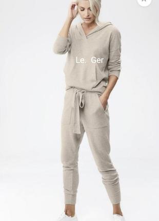Кофта крутого бренда le c
ger.теплая с капюшоном(,шерсть+ вискоза.+кашемир.) без следов носки. оверзайз.