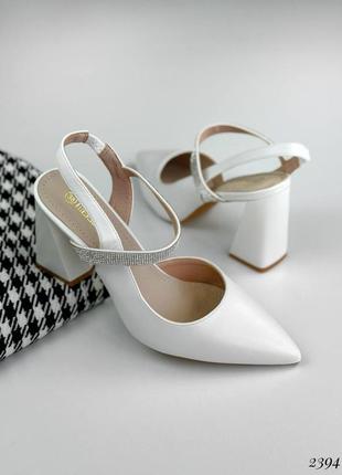 Белые женские слингбеки туфли с открытой пяткой на каблуке каблуке с серебряной цепочкой4 фото