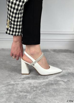Белые женские слингбеки туфли с открытой пяткой на каблуке каблуке с серебряной цепочкой1 фото