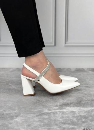Белые женские слингбеки туфли с открытой пяткой на каблуке каблуке с серебряной цепочкой3 фото