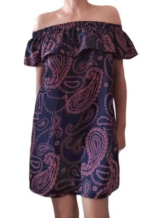 Платье с принтом и открытыми плечами