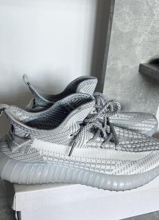 Серые текстильные кроссовки на шнурках