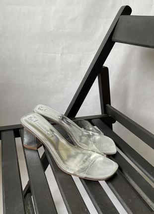 Прозорі шльопанці