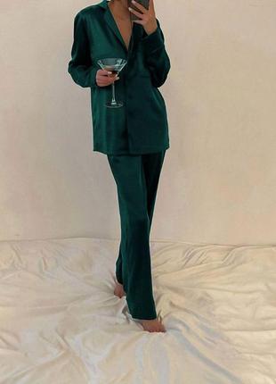 Шелковый бежевый/зеленый женский костюм в пижамном стиле