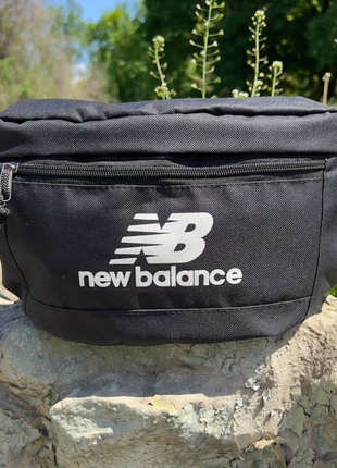 Поясная сумка бананка new balance черная с белым логотипом м-28119