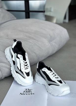 Кросівки жіночі