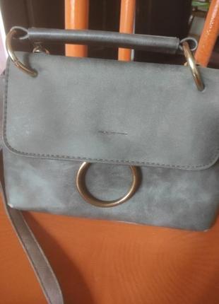 Женская сумка.есть нюансы,видно на фото.длина 22см,высота 18см.рименец отстегивается