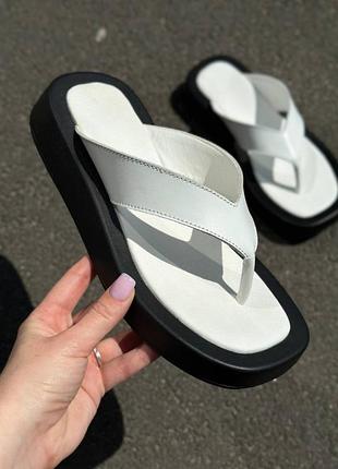 Шльопанці жіночі шкіряні білі на чорній підошві