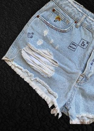 Рваные шорты с рисунками с патчами pull&bear деним