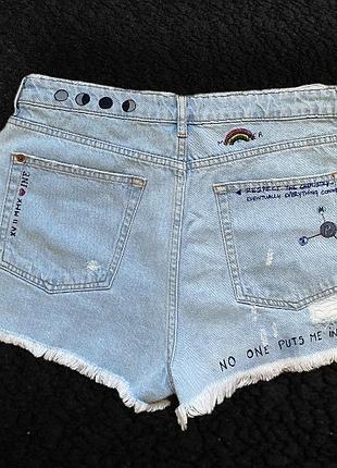Рваные шорты с рисунками с патчами pull&bear деним