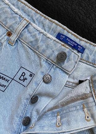 Рваные шорты с рисунками с патчами pull&bear деним