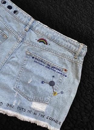 Рваные шорты с рисунками с патчами pull&bear деним