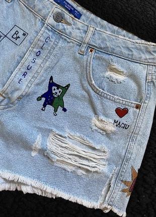 Рваные шорты с рисунками с патчами pull&bear деним