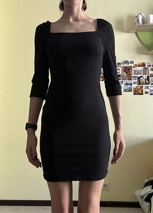 Платье черное короткое с квадратным вырезом